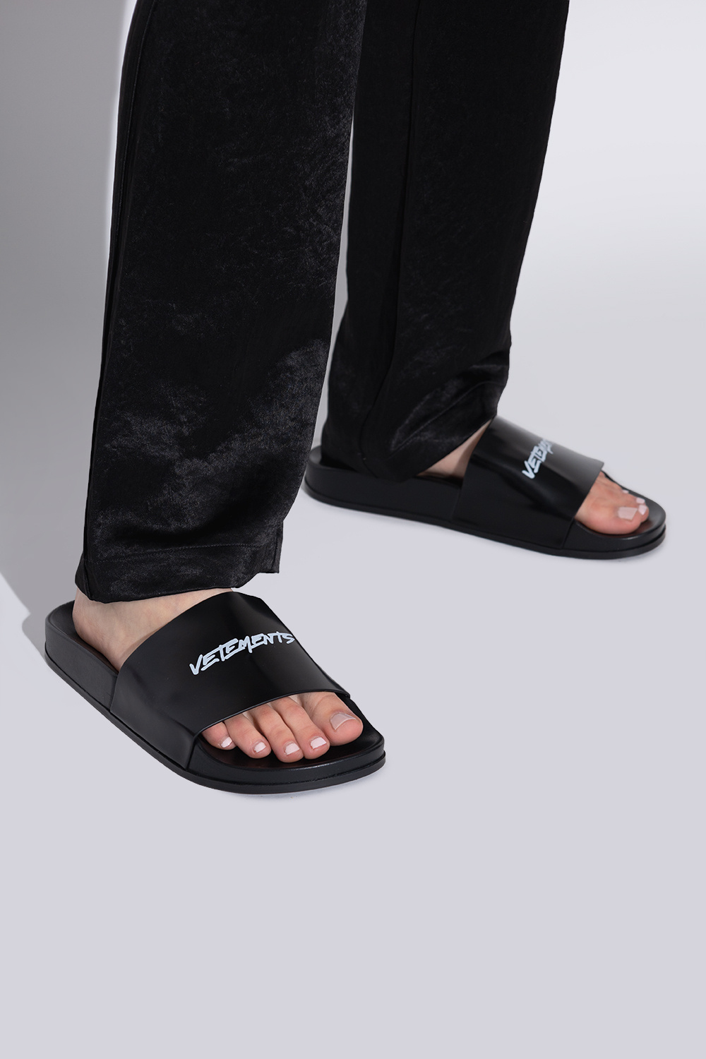 VETEMENTS Leather slides with logo | Women's Shoes | Vitkac